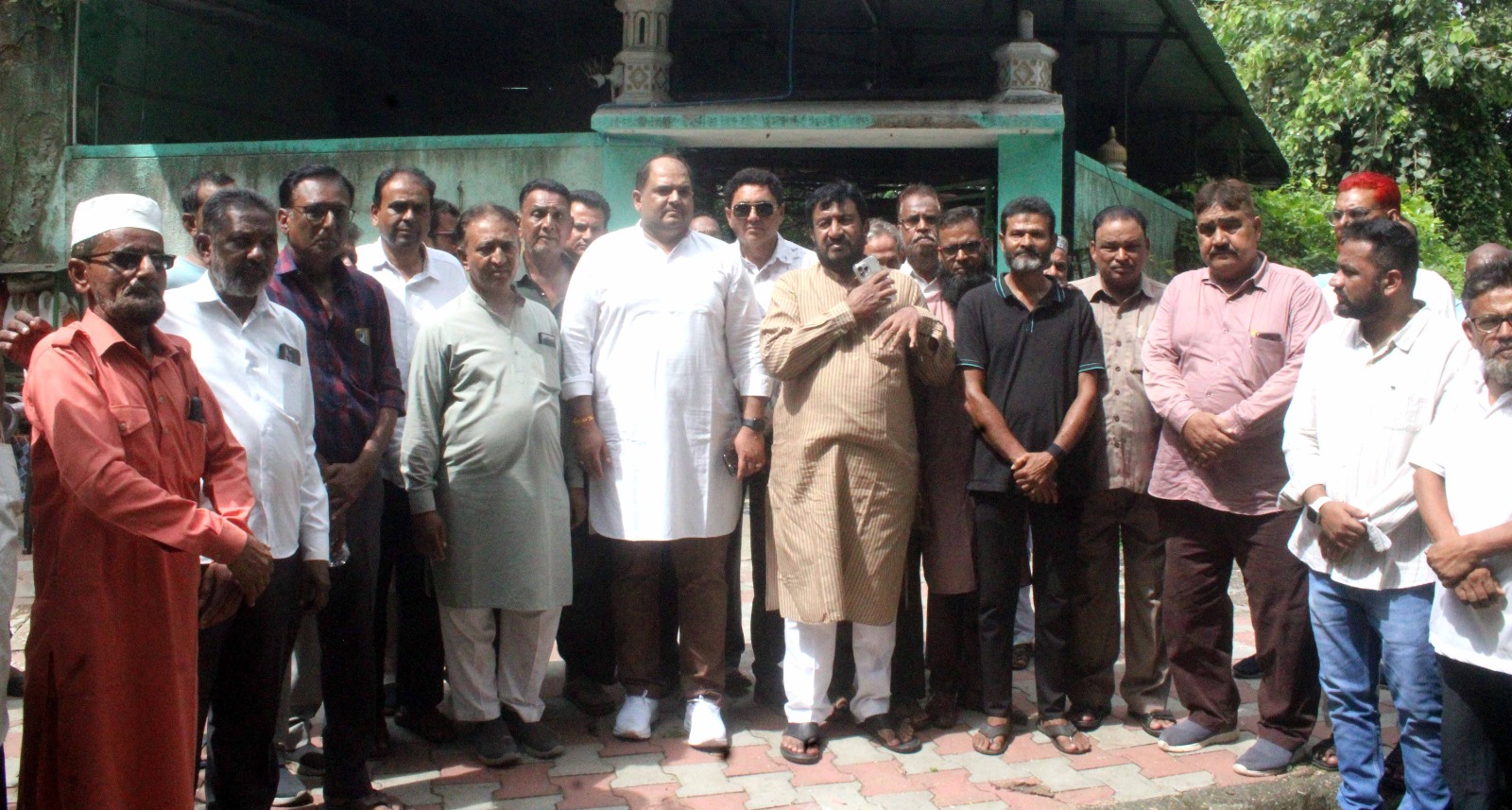 પીરાન બીબીમા સાહેબા કબ્રસ્તાન, અમદુપુરા, કાલુપુર ખાતે દરિયાપુર મ્યુનિસિલ કાઉન્સિલરોના રૂા. ૨૦ લાખના સંયુક્ત બજેટમાંથી સી.સી. રોડ બનાવવાનું કામ પૂર્ણ થતાં લોકાર્પણ વિધિ