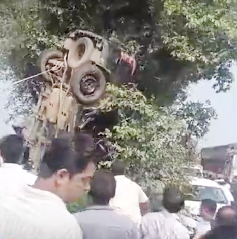 વડોદરામાં ડોક્ટર પરિવારનો ગમખ્વાર અકસ્માત  XUV કાર ઝાડ પર ઊંધી