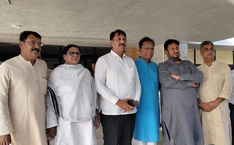 उमरगाम के निर्वाचन अधिकारी ने तो BJP के दबाव में आकर आत्महत्या तक कर ली। इन्हीं तमाम मुद्दों को लेकर आज PCC अध्यक्ष अमित चावड़ा की अगुवाई में गुजरात कांग्रेस के एक प्रतिनिधिमंडल ने गांधीनगर में राज्य के मुख्य निर्वाचन अधिकारी से मुलाक़ात की।