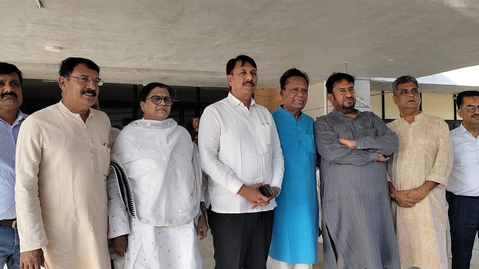 उमरगाम के निर्वाचन अधिकारी ने तो BJP के दबाव में आकर आत्महत्या तक कर ली। इन्हीं तमाम मुद्दों को लेकर आज PCC अध्यक्ष अमित चावड़ा की अगुवाई में गुजरात कांग्रेस के एक प्रतिनिधिमंडल ने गांधीनगर में राज्य के मुख्य निर्वाचन अधिकारी से मुलाक़ात की।