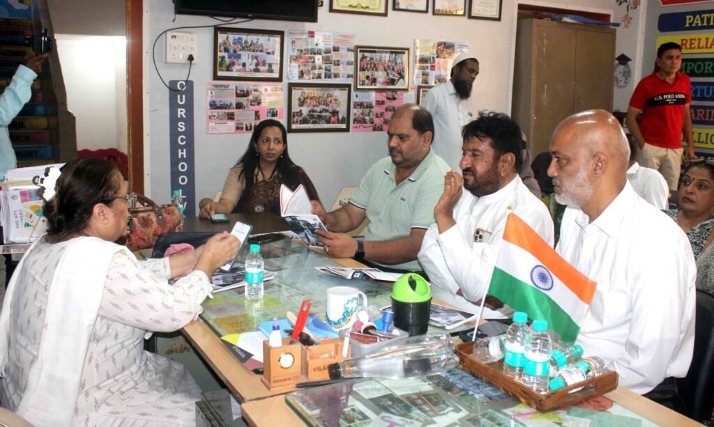 અમદાવાદ મ્યુનિસિપલ સ્કૂલ બોર્ડના સભ્ય તરીકે નિમણૂક બાદ સુશ્રી સોનલબેન પટેલની રાહુલ ગાંધીજીના “છાત્રો કી ગુંજ’ ને અનુસરી કાલુપુર પબ્લિક સ્કૂલની મુલાકાત મ્યુનિ. કોર્પો. સંચાલિત સ્કૂલના શિક્ષકો અને વિદ્યાર્થીઓ ફક્ત શિક્ષણ ઉપર ધ્યાન કેન્દ્રિત કરી અન્ય કોઈપણ સરકારી કાર્યક્રમો તેમજ રાજકીય સભાઓ, રેલીઓ કે મીટીંગોમાં હાજરી આપવા ઉપર સંપૂર્ણ પ્રતિબંધ મૂકવામાં આવે